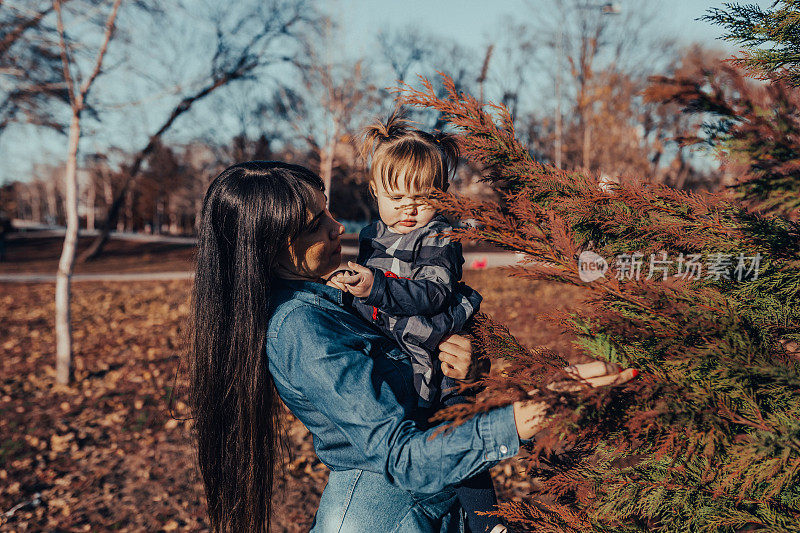 妈妈和女儿在公园里享受阳光明媚的一天