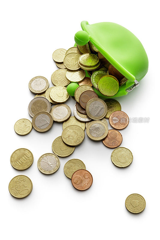 货币:白色背景上孤立的欧元硬币和绿色钱包