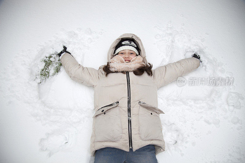 女孩躺在雪地里的地上