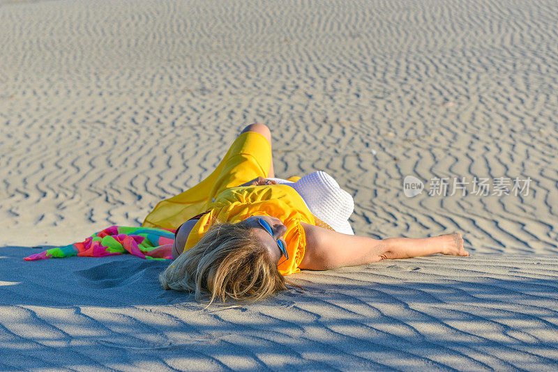 躺在沙滩上的女人。