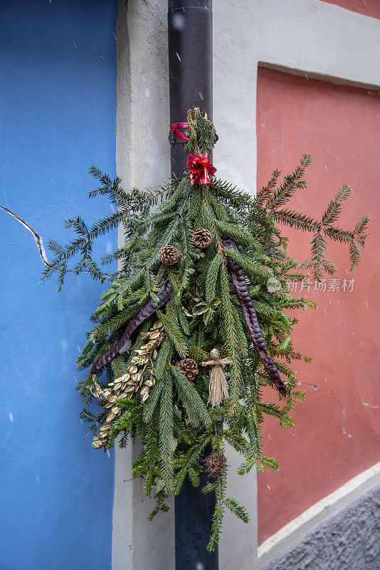 布拉格一扇门上的圣诞松枝。