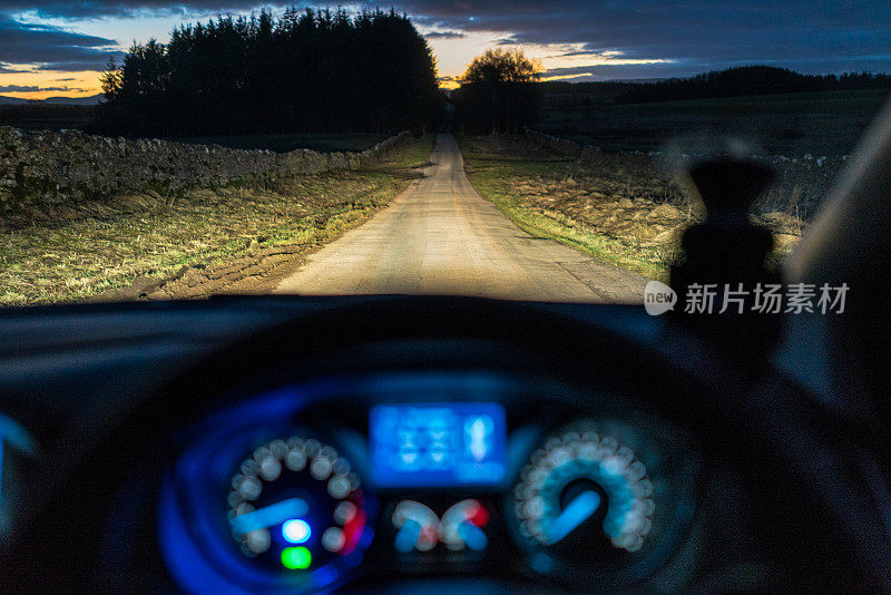 司机在黄昏时看到的一条狭窄的乡村道路