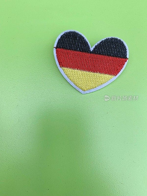 心形的德国国旗，绿色背景