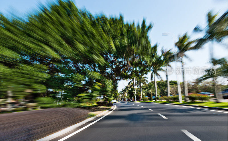 柏油路的运动模糊了