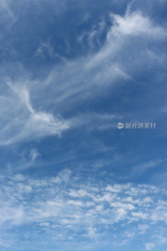 蓝天下蓬松的白云
