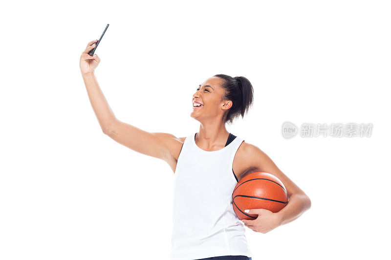 非裔美国篮球运动员在白色背景下自拍