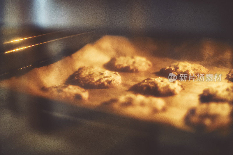 准备在烤箱里烤饼干