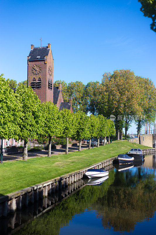 斯洛腾，弗里斯兰，荷兰:林荫运河，船只，钟楼