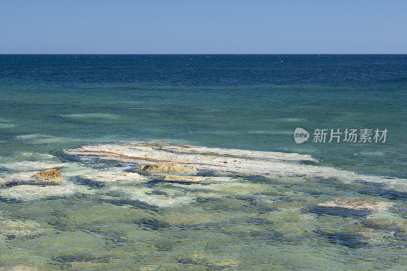 位于爱琴海的希腊岛屿的岩岸