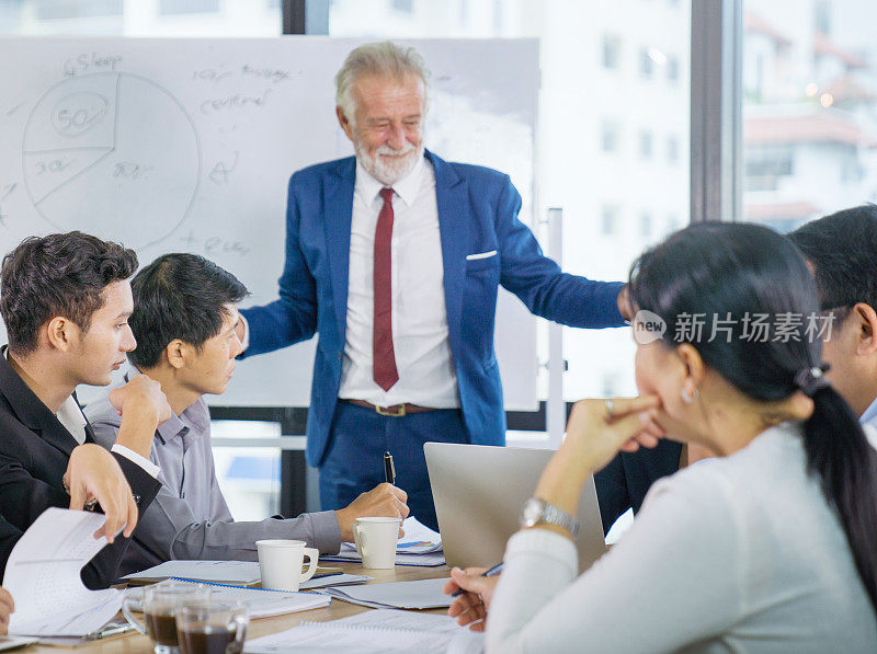 商业人士，我们是休闲西装套装工作快乐的行动在现代共同工作空间