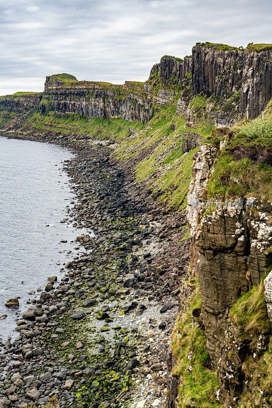 风景悬崖基尔特岩石附近的Trotternish半岛，斯凯岛，苏格兰，英国