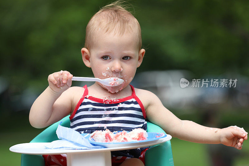 宝宝在野餐时吃生日蛋糕