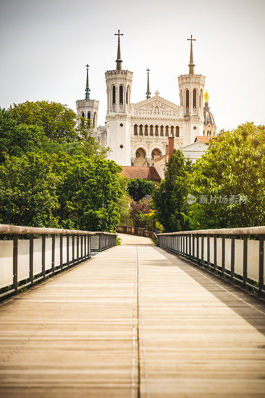 法国里昂的巴黎圣母院在夏天从四风空人行道的人行桥上看法国的纪念碑