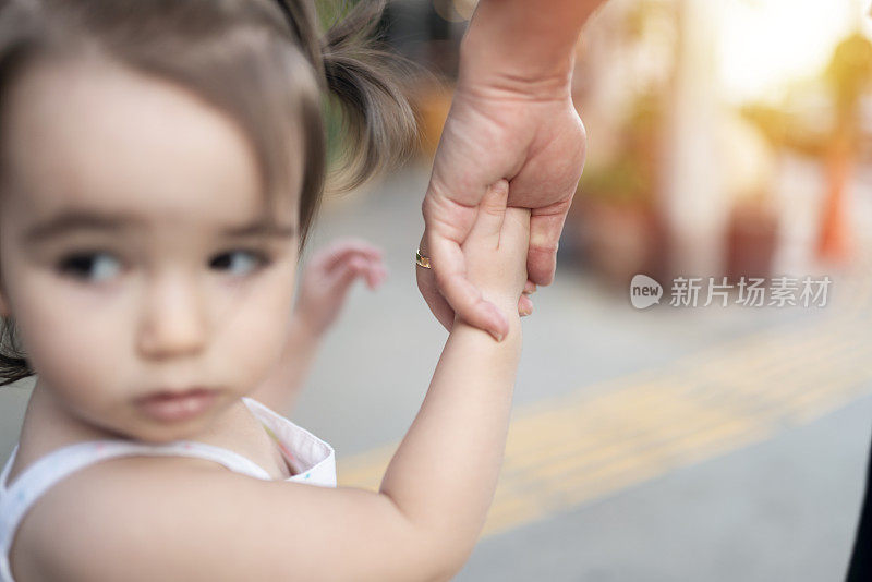 母亲和女儿手牵着手