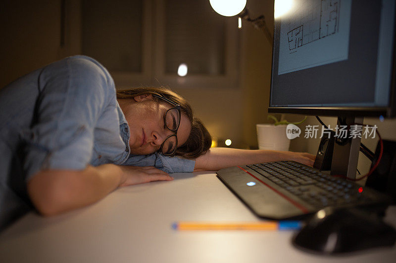 压力大的女人睡在办公桌上