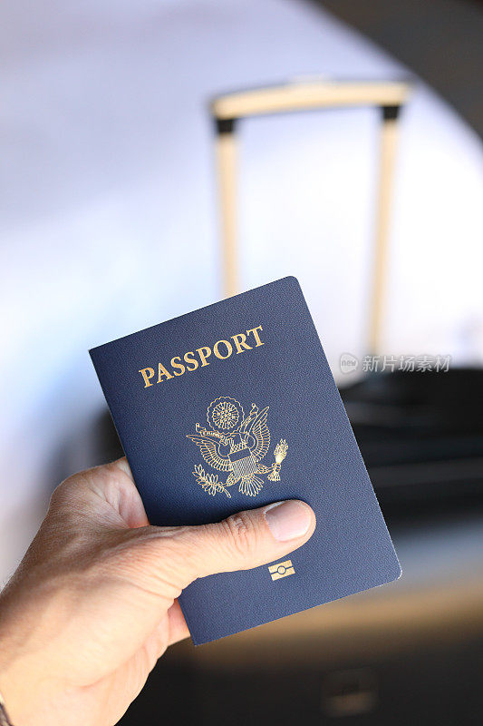护照和行李垂直