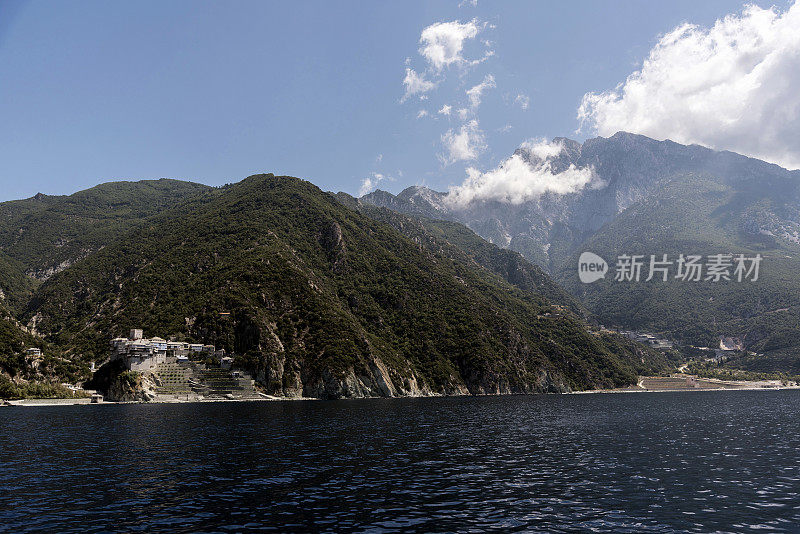 从海上俯瞰希腊阿索斯的酒神修道院