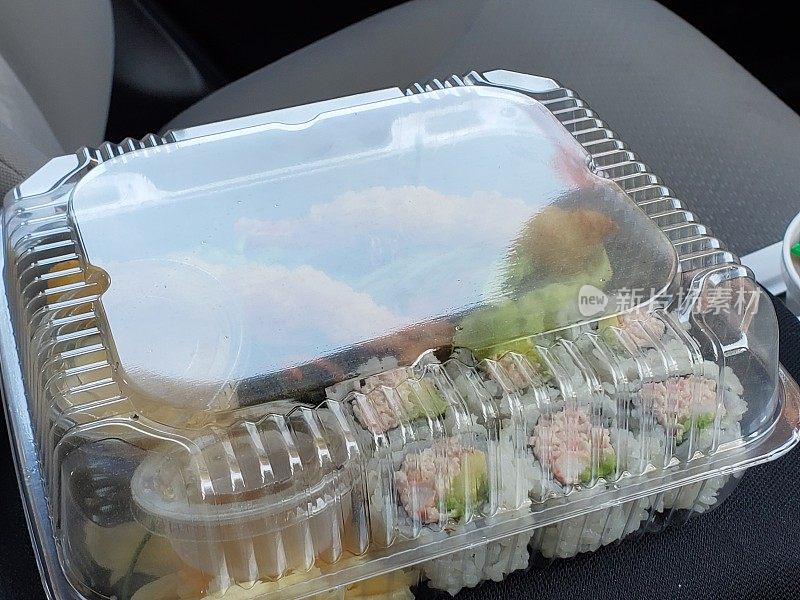 装食物的透明塑料容器，包括寿司和天妇罗