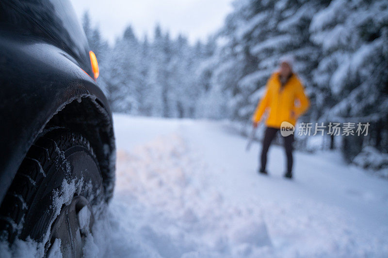 第一场雪后打扫汽车和扫地。紧急照明设备。在恶劣的天气下，汽车会在偏僻的地方抛锚。汽车保险。一个女人在路上。