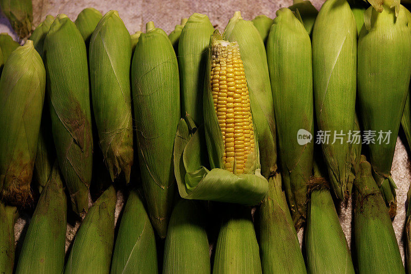 在市场上出售的生玉米