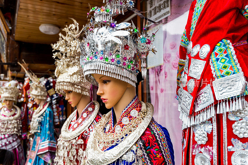 中国贵州省西江千户苗寨服装店的人体模特身上穿着传统服装。