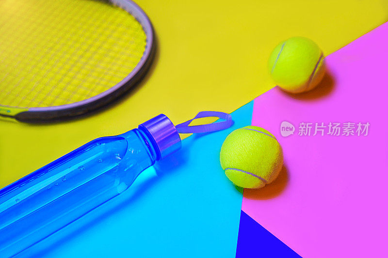 网球游戏布局以网球、球拍、水瓶等抽象不同的彩色霓虹灯为背景，以地方为文本。