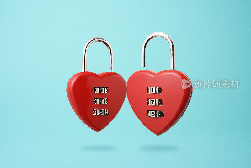 解锁两个漂浮在半空中的红心型密码锁。