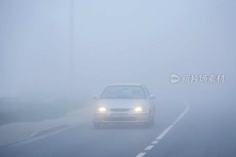 浓雾期间的交通
