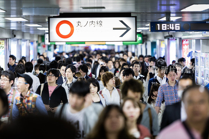 日本东京池袋站，乘客们正在匆忙赶路