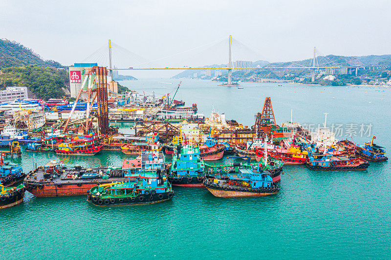 在香港青衣浮船坞维修船只