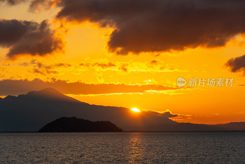 碧瓦湖上的竹岛初升的天空和太阳