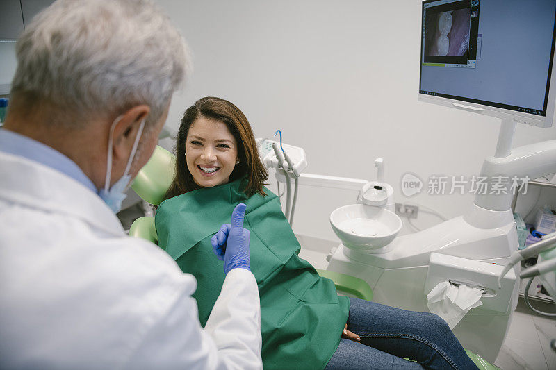 年轻女子在看牙医