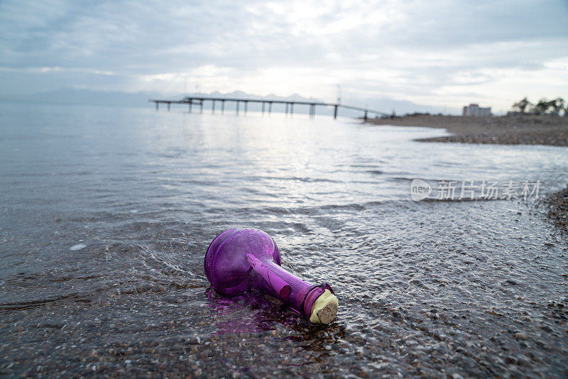 海滩上海浪拍下的瓶子里的信息