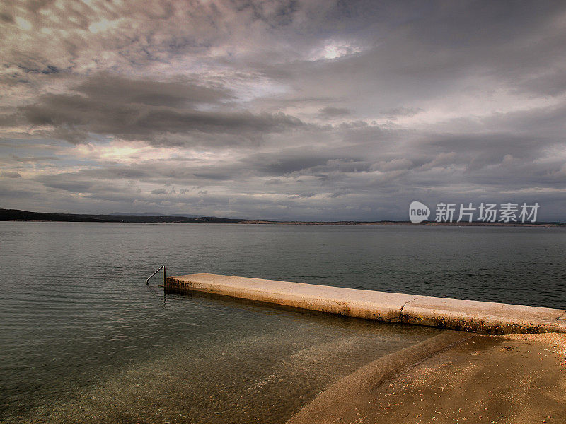 暴风雨正向海滩袭来