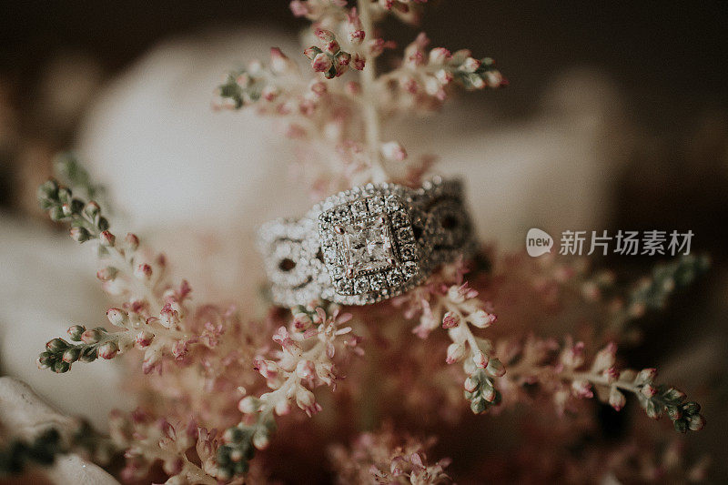戒指和新娘的花束