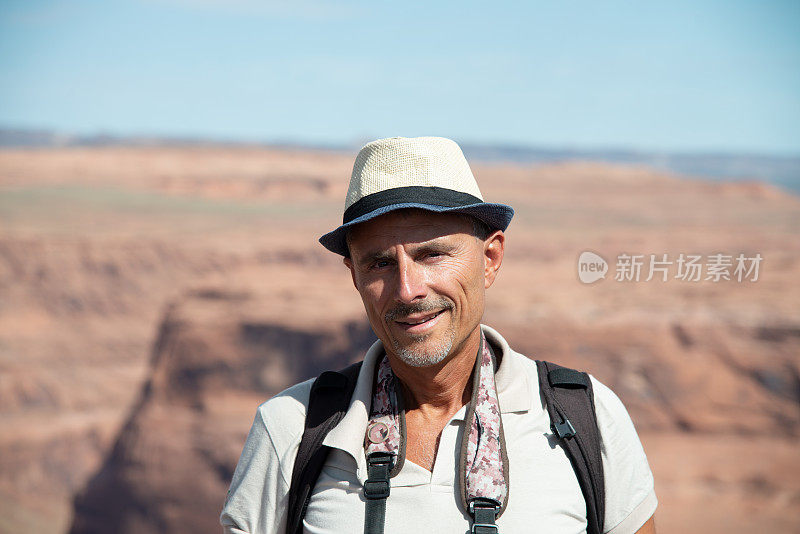 在美国旅行。摄影爱好者参观马蹄弯。亚利桑那州的页面