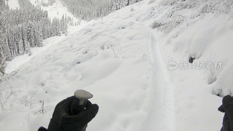 山地滑雪运动员攀登高山的第一人称视角