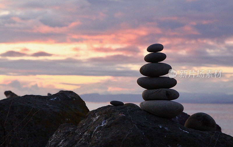 以平衡的地层堆叠的海滩岩石