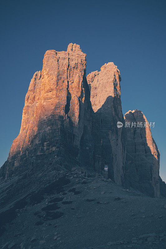 意大利阿尔卑斯山的日出-拉瓦雷多(拉瓦雷多的三座山峰)。从以上观点。