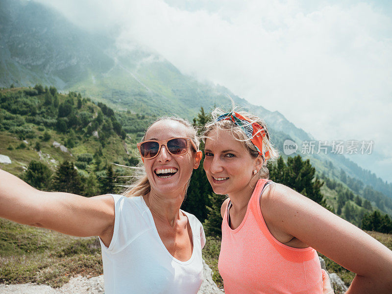 两个徒步旅行的女人在自拍全景