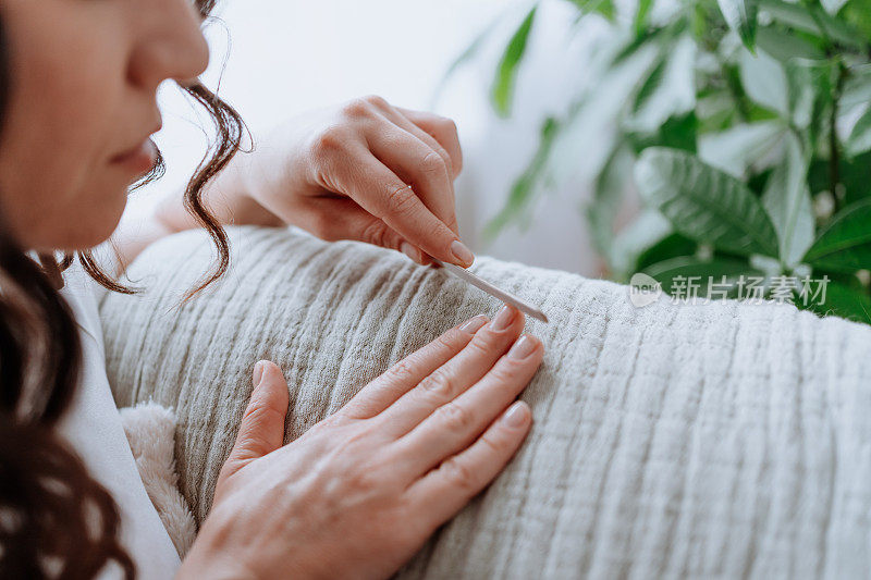 在家里擦指甲的女人