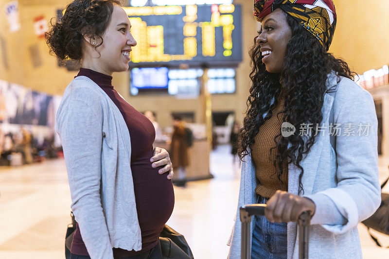一名孕妇和一位女性朋友乘火车旅行