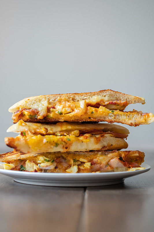 现代克罗克夫人三明治-鸡蛋，奶酪，火腿，番茄，辣酱