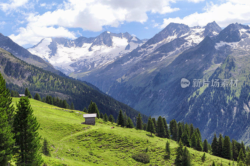 位于泰洛的奥地利阿尔卑斯山的陶恩山脉。在Gerlosplatte高原徒步旅行