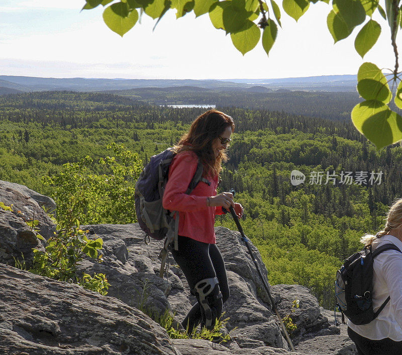 女性徒步旅行者沿着山脊行走