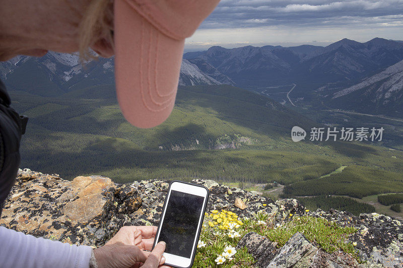 春天，女徒步旅行者在山脊上休息