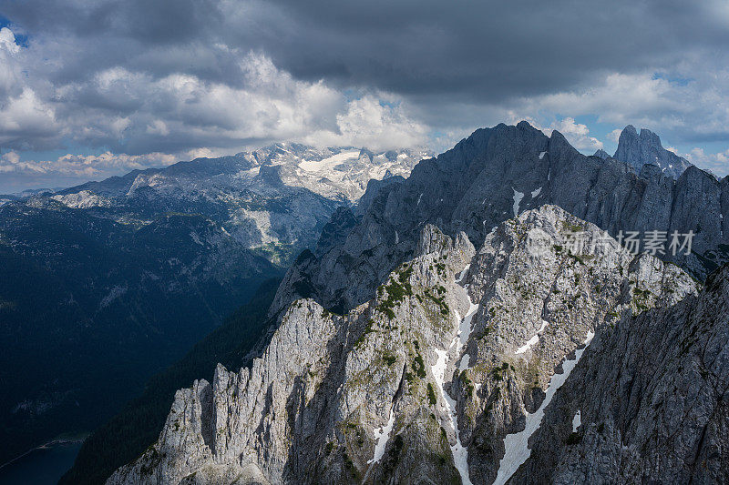 奥地利戈索辛地区的湖泊、山脉和森林。