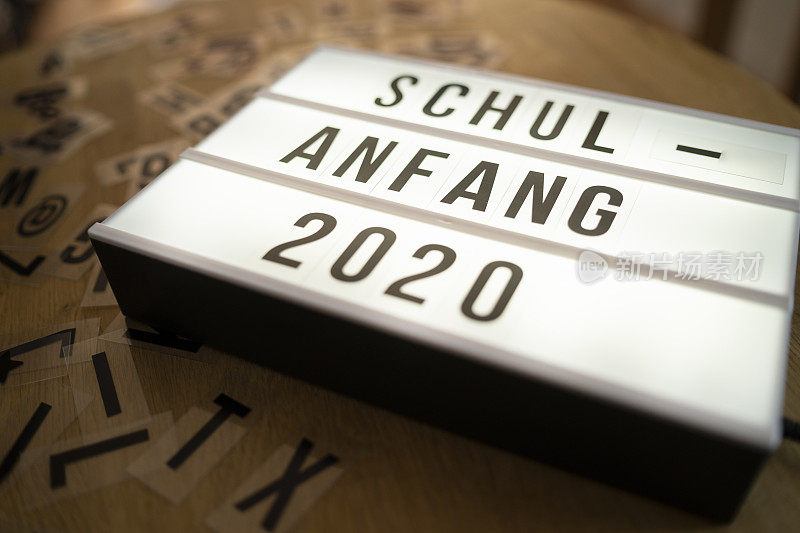 用德语写着“2020年开学”的标语，意思是“2020年开学”
