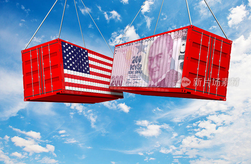 美国和土耳其的贸易战。美国国旗和土耳其里拉在多云的背景下坠毁在天空的集装箱