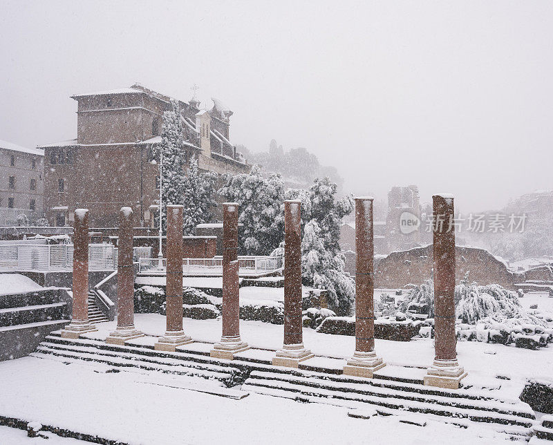 2月26日罕见的暴风雪期间，罗马论坛。2018年,意大利罗马